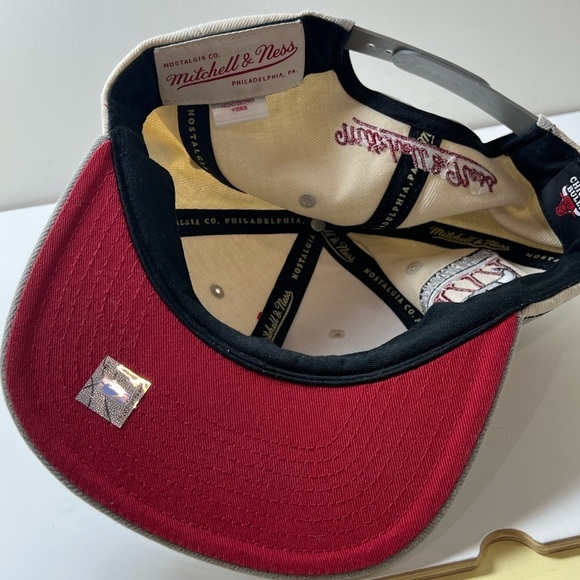 NWT Mitchell & Ness Heritage Collection Chicago Bulls Beige and Gray Hat NBA - Picture 8 of 9